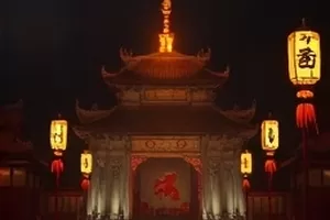 《拾光者手记》封面：翻开的旧相册与放大镜